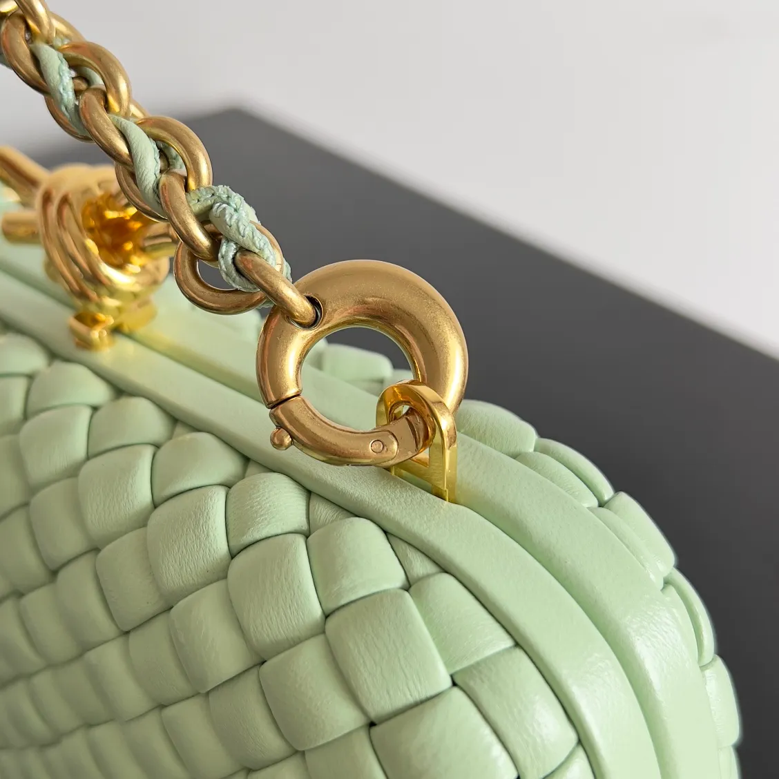 Batch 2260 BOTTEGA VENETA KNOT evening bag chain version for women is now on the market! Delicate and elegant, soft and powerful, this bag is definitely a representative of intellectual women. As an evergreen model of BV, the blessing of the chain is the icing on the cake. The classic weaving once again interprets the unique craftsmanship (the chain can be disassembled separately). Style number: 776662 Size: 19*11.5*5cm